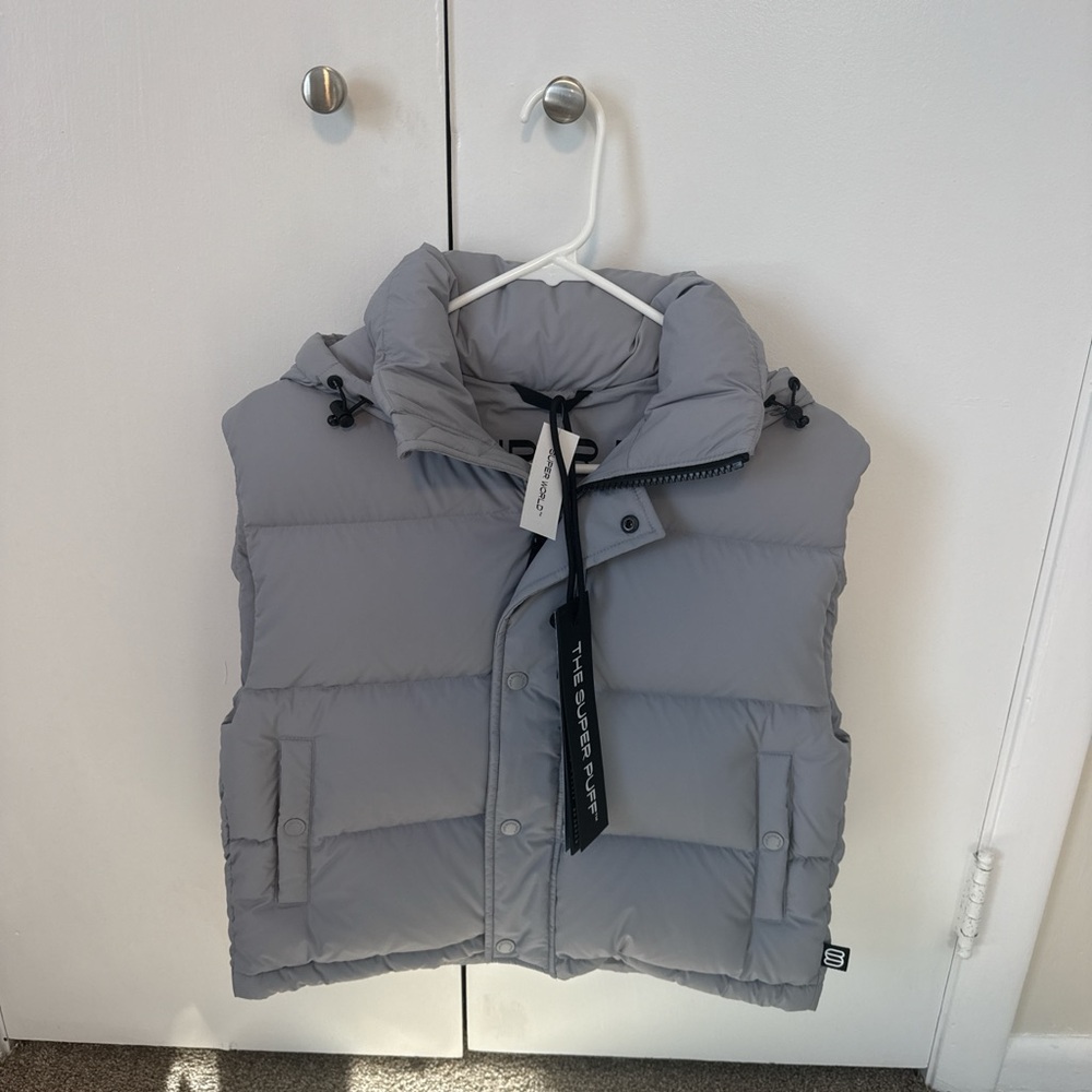 NWT - Never worn Aritiza super shorty super puff vest in light gray size xs